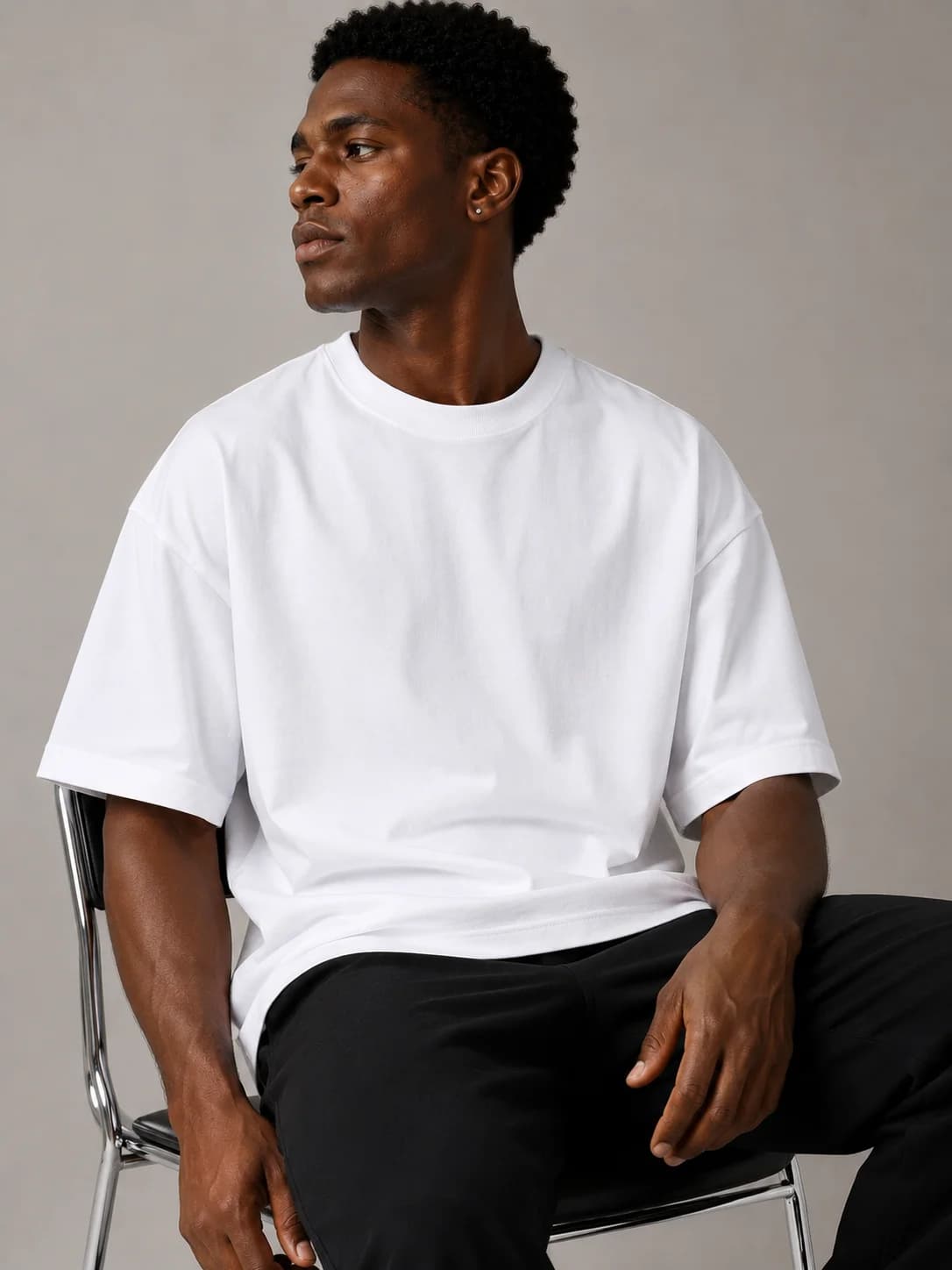 T-shirt oversized branca · modelo sentado
